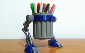 机器人造型笔筒