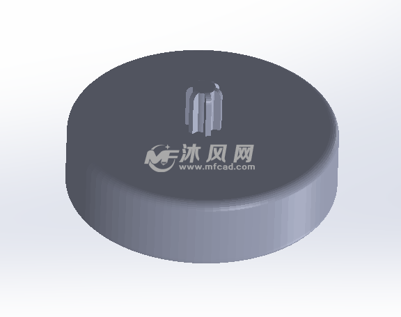 放在水瓶上的相机支架整体图