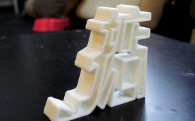  掂字-手机支架打印实物侧面图