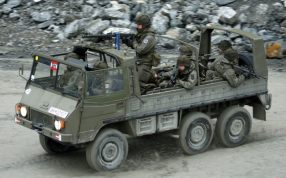 军用卡车实物图