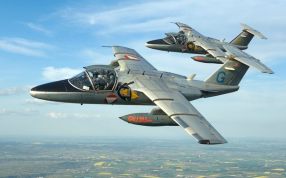  萨博105教练机实物图