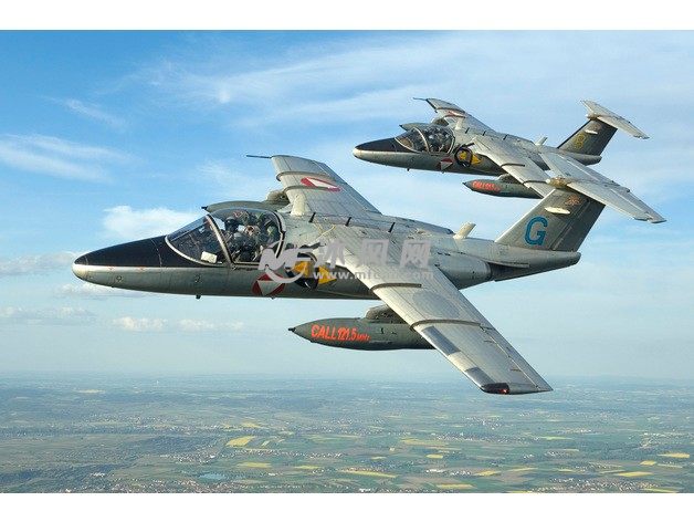  萨博105教练机实物图