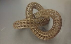 缠绕的双环艺术品实物图金色耗材