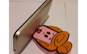 卡通手机支架实物图-横着放