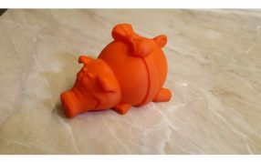 伤心的趴着的小猪实物图前面