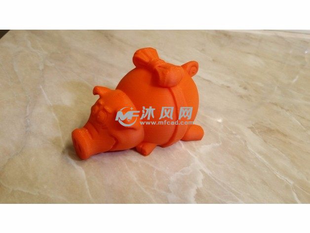 伤心的趴着的小猪实物图前面