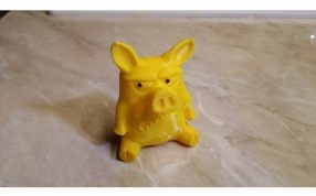 生气的坐着的小猪实物图前面