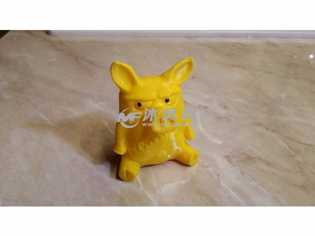 生气的坐着的小猪实物图前面