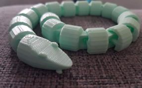 简单铰接蛇玩具实物图-盘着的