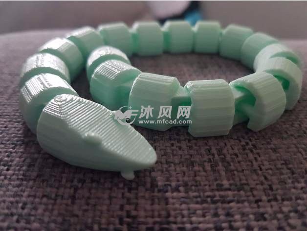 简单铰接蛇玩具实物图-盘着的