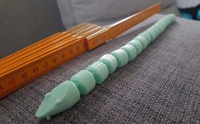 简单铰接蛇玩具实物图-弯曲