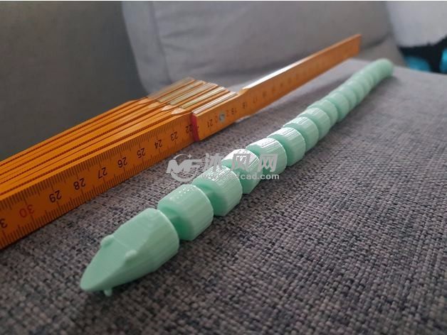 简单铰接蛇玩具实物图-弯曲