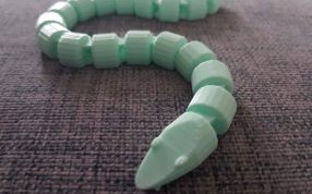 简单铰接蛇玩具实物图-直着