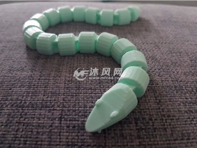简单铰接蛇玩具实物图-直着