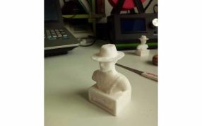 特伦斯·希尔半身像左侧视图