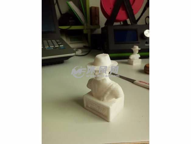 特伦斯·希尔半身像左侧视图