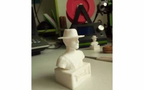 特伦斯·希尔半身像右侧视图