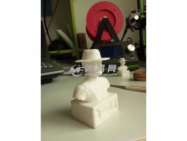 特伦斯·希尔半身像右侧视图