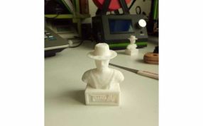 特伦斯·希尔半身像主视图