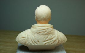 宇航员雕像后视图