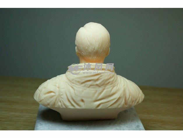 宇航员雕像后视图