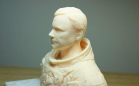 宇航员雕像侧视图