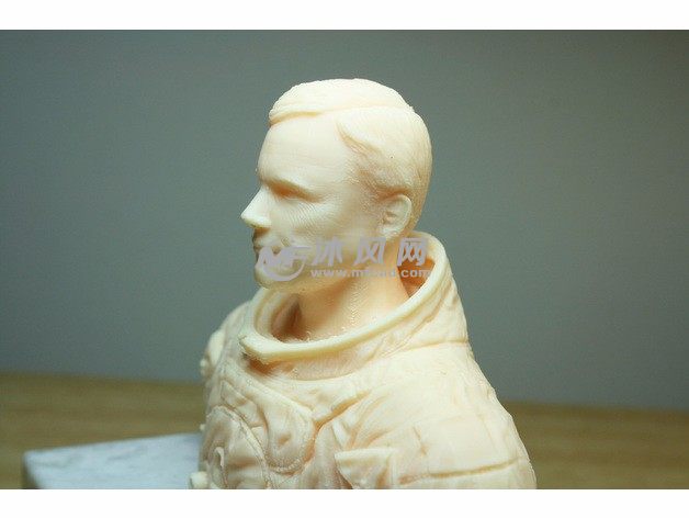 宇航员雕像侧视图