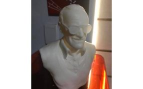 斯坦李雕像实物图