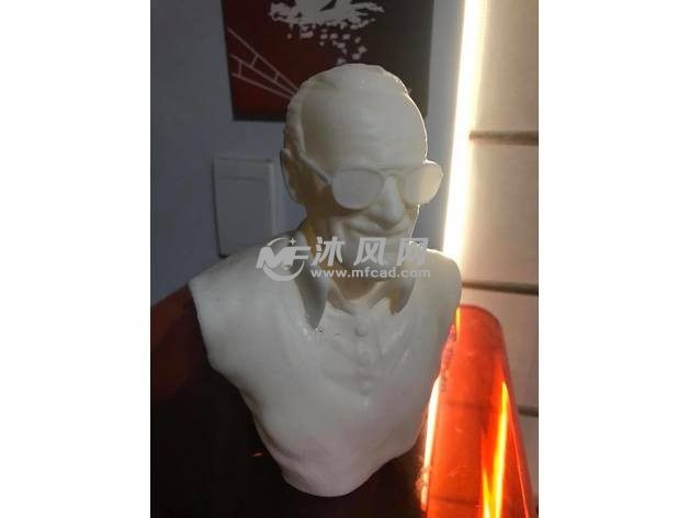 斯坦李雕像实物图