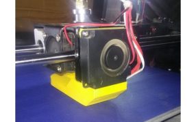 零件跟风扇一起固定