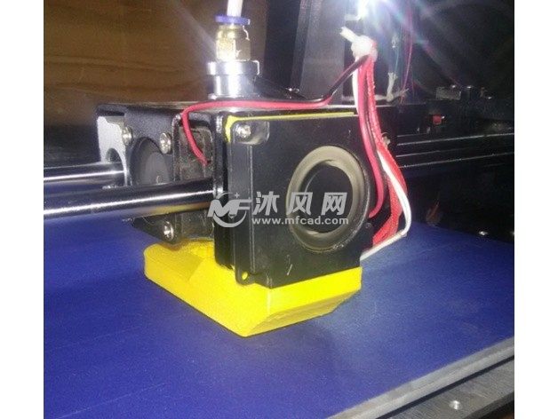 零件跟风扇一起固定