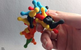 办公室磁铁用手拿着