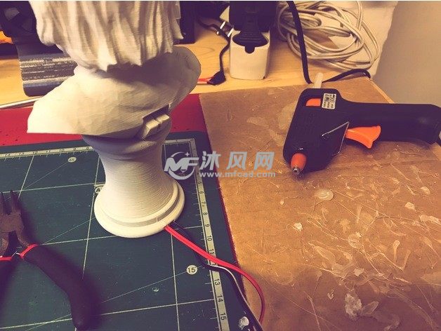 爱因斯坦半身像后视图