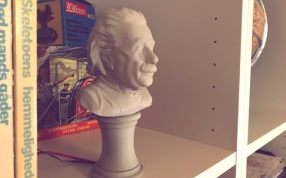 爱因斯坦半身像右侧视图