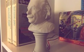 爱因斯坦半身像左侧视图