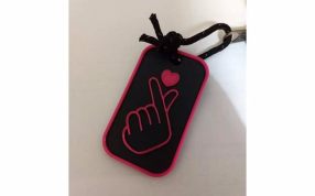 小心心钥匙链黑底