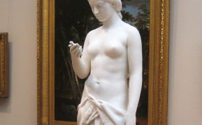 一尊女性雕像