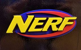 宠物玩具公司Nerf Logo实物图
