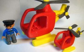 成品直升机和乐高飞行员