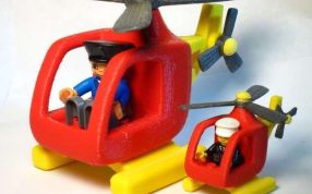 玩具小人坐直升机