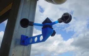 安装在柱子上的风速计