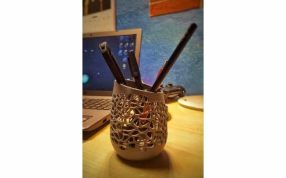 斜切镂空笔筒实物图