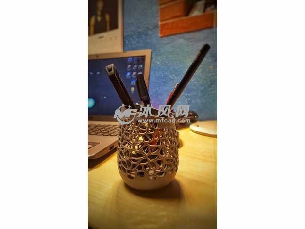 斜切镂空笔筒实物图