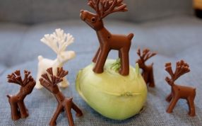 可爱的驯鹿侧视图