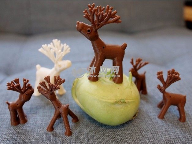 可爱的驯鹿侧视图