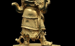 多闻天王侧视图