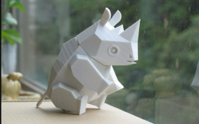 犀牛公仔侧视图