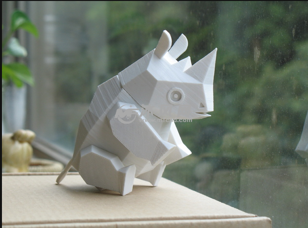 犀牛公仔侧视图