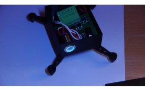 四足箱式台灯内部电路