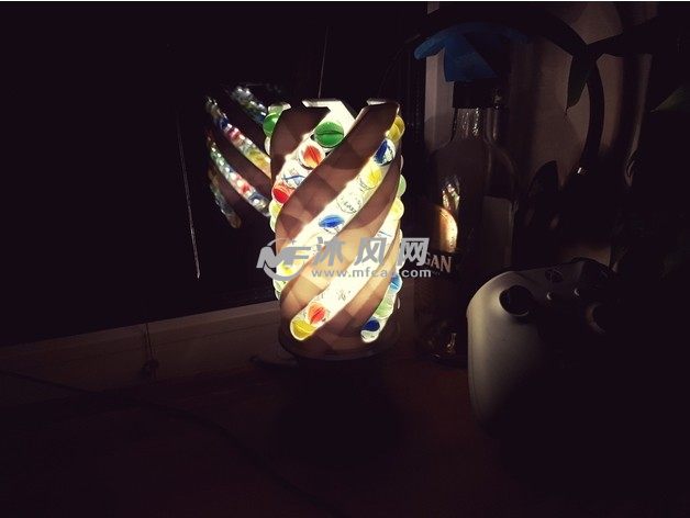 炫彩玻璃球台灯效果